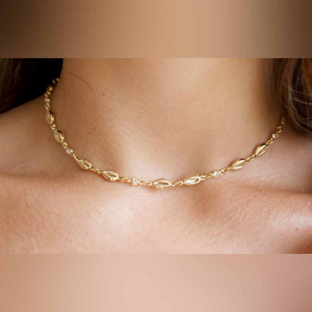 Elegant Gold Chain Shell and Gem Necklace
